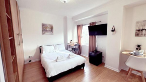 UK Chaps Retreat: Chelsea Studio Haven with Private Balcony